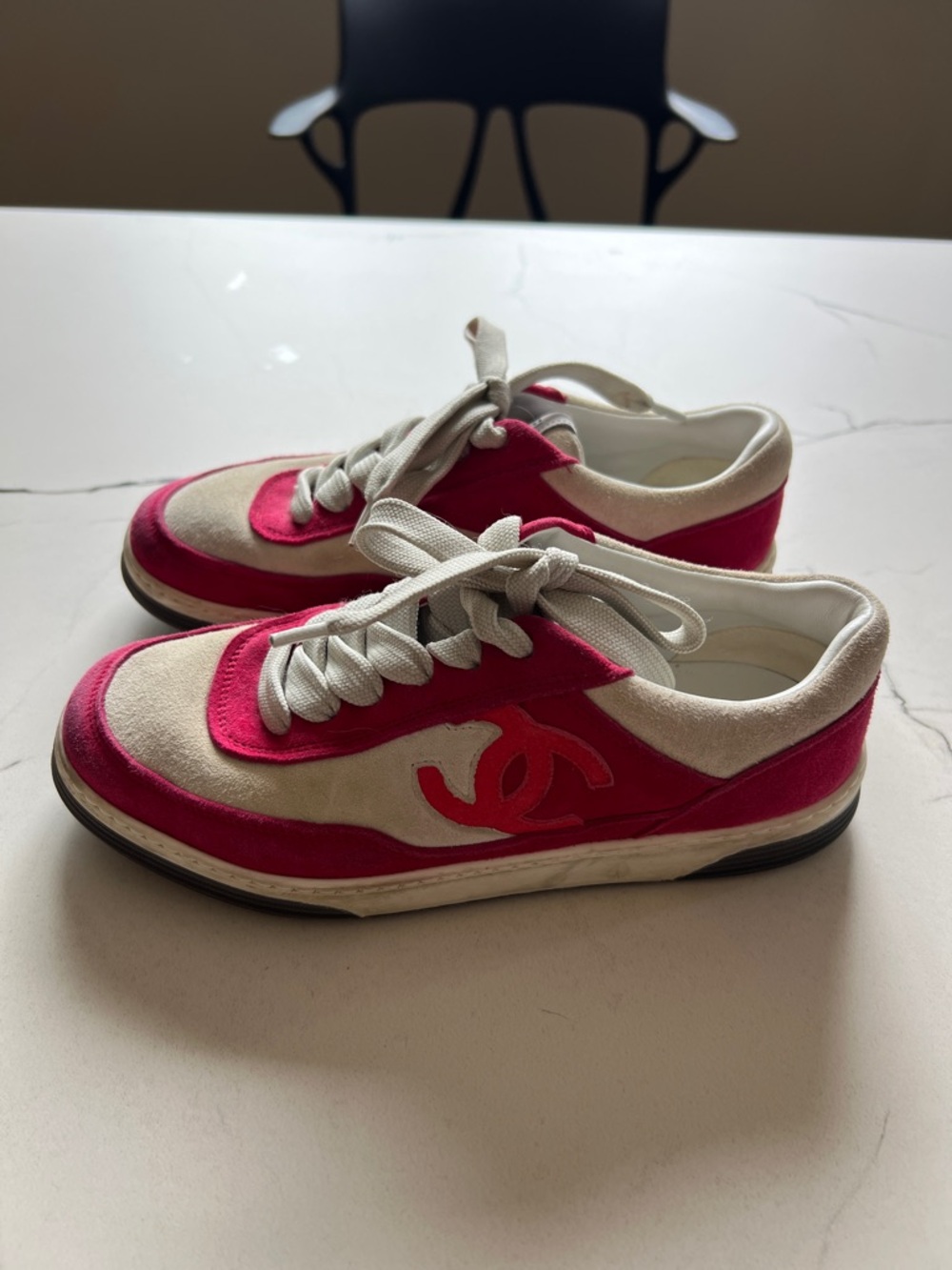 CHANEL Kids Fuchsia and Cream CC Logo Low-Top Sneakers